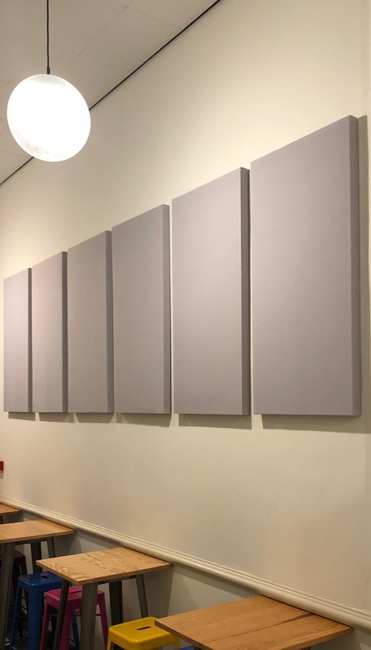 Wand met lichtgrijze akoestische wandpanelen