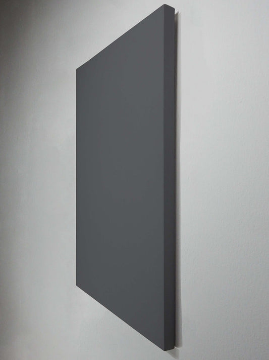 Donkergrijs akoestisch scherm aan wand