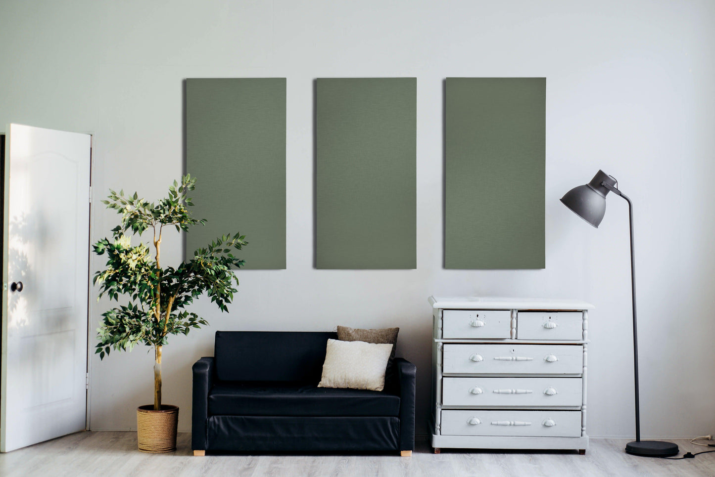 Interieur met drie groene linnen akoestische panelen