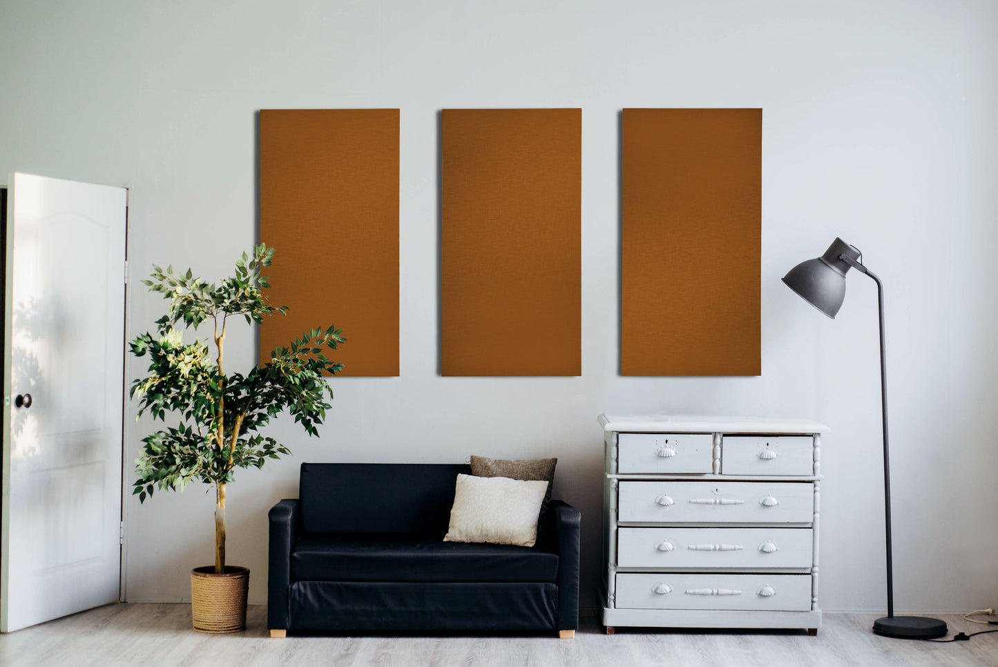 Interieur met saffraan linnen wandpanelen