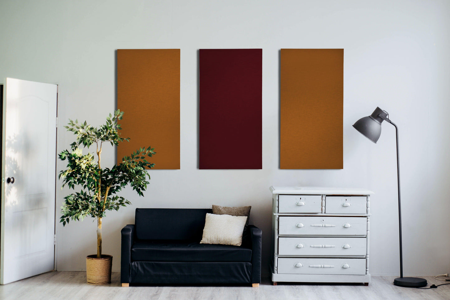 Interieur met drieluik akoestische wandpanelen