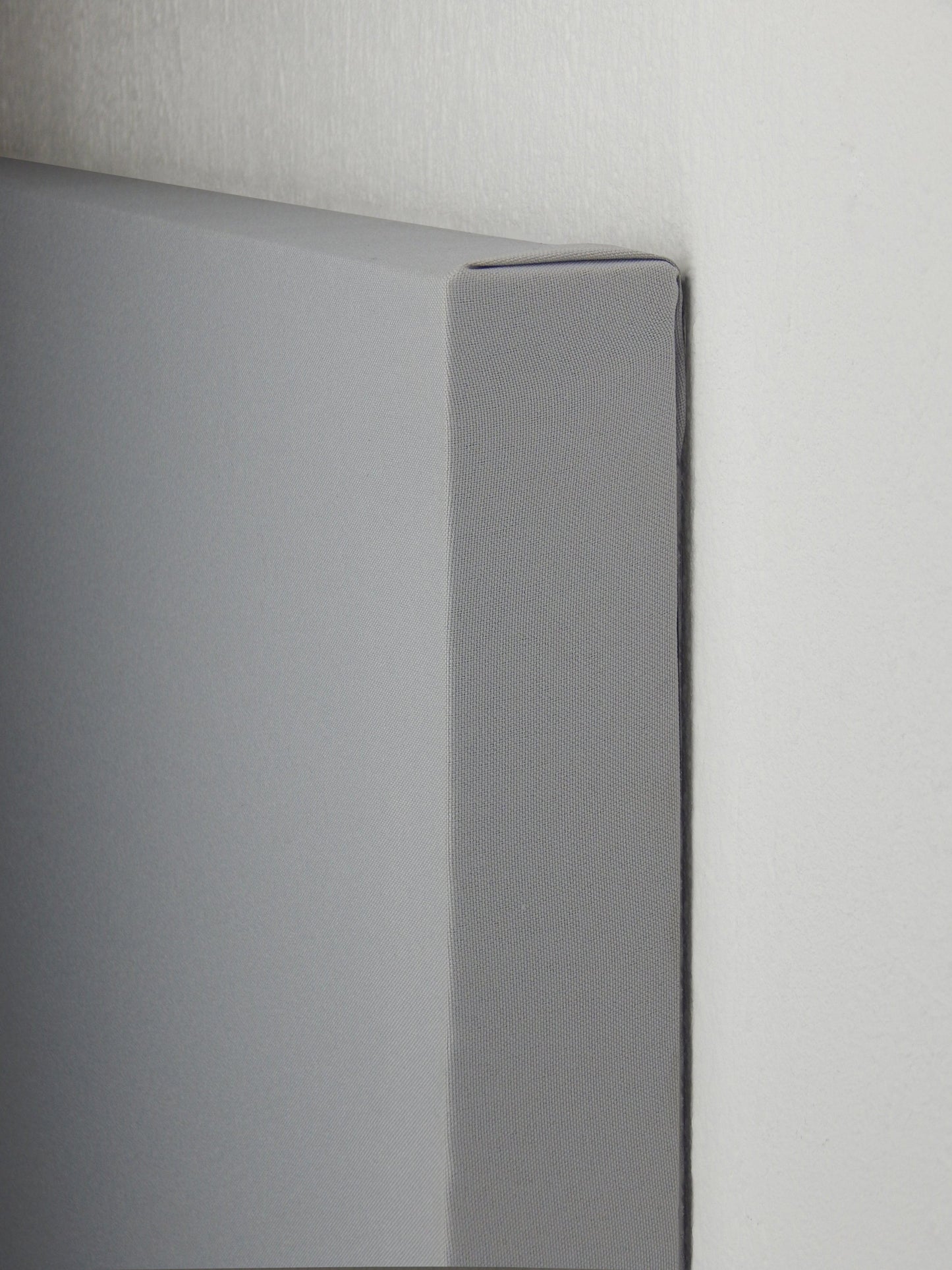 Close up van lichtgrijs akoestisch wandpaneel