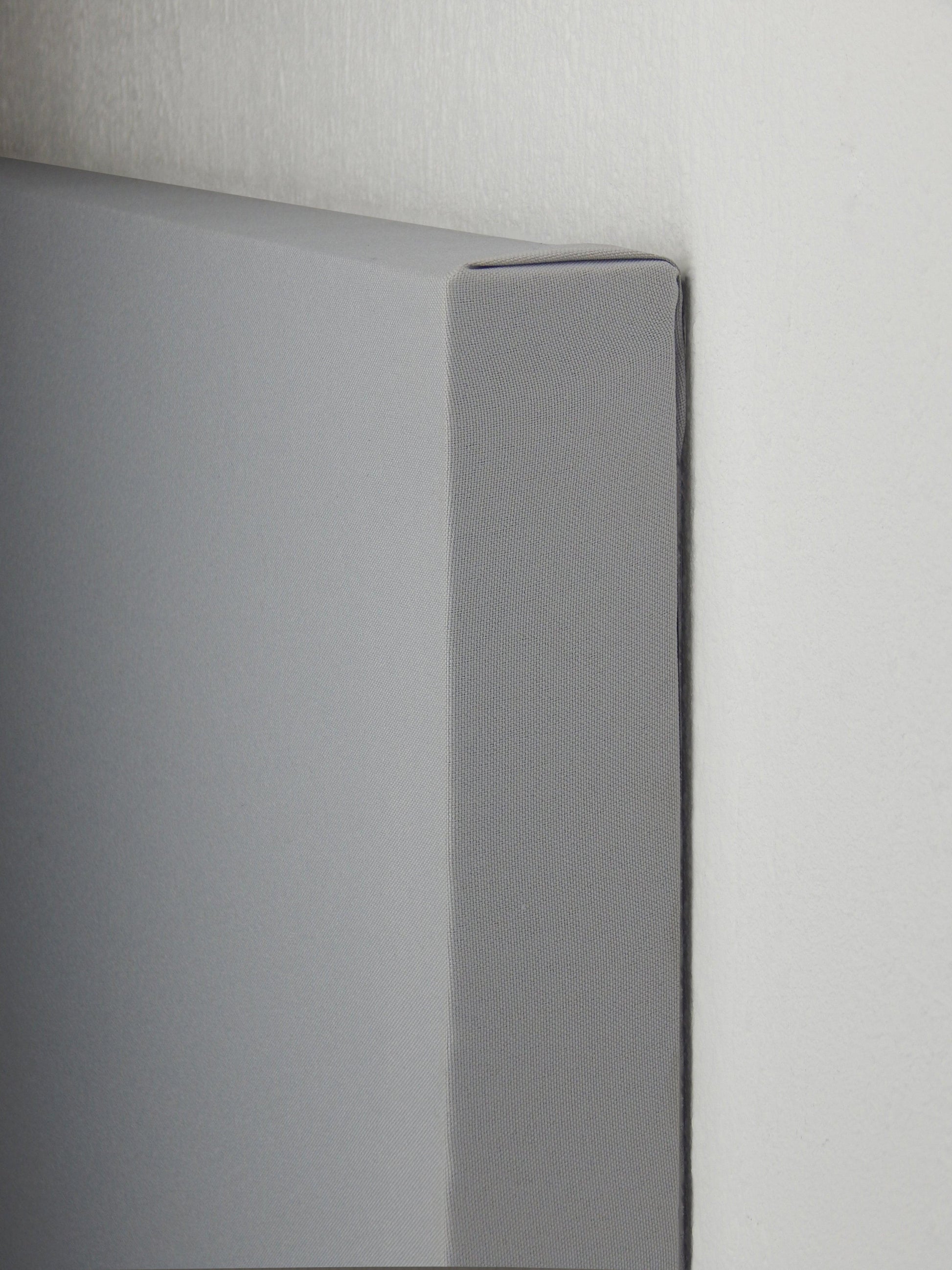 Close up van lichtgrijs akoestisch wandpaneel